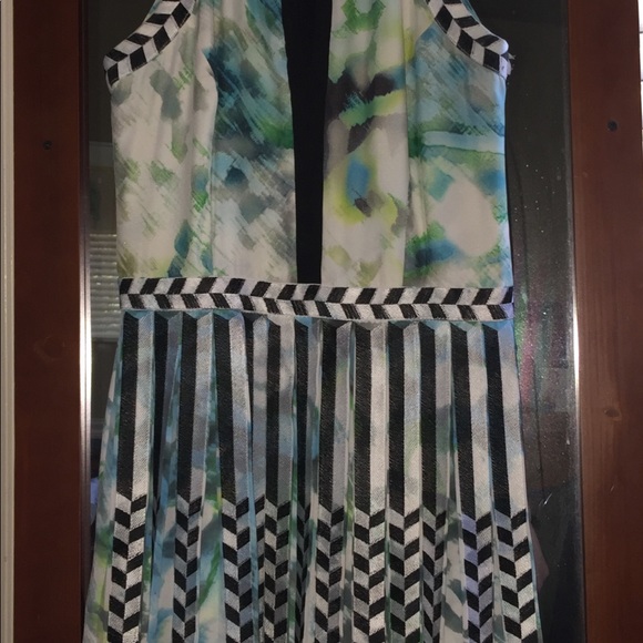 Halter style dress - Picture 2 of 4